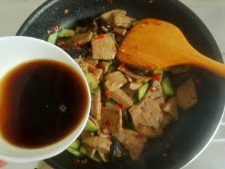 17、鱼香猪肝,加入调好的料汁。