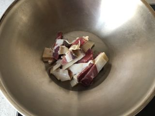 3、腊肉手撕包菜,锅中倒少许油，下腊肉进行翻炒，炒香