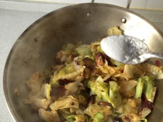 7、腊肉手撕包菜,加少许盐调味即可