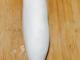 2、酱萝卜,将白萝卜洗干净去皮