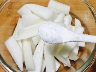 6、酱萝卜,加1小勺的盐搅拌均匀腌20分钟,让白萝卜出水