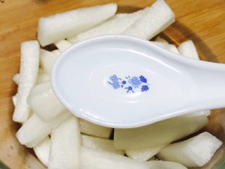 10、酱萝卜,加入三勺的白醋