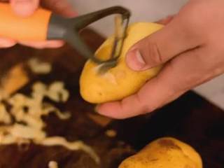 1、简单好学的孜然土豆片,土豆最好吃的做法,百吃不腻,土豆去皮，切片