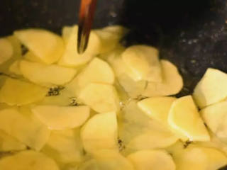 4、简单好学的孜然土豆片,土豆最好吃的做法,百吃不腻,起油锅，中小火煎炸土豆片至微微焦黄