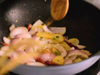 8、简单好学的孜然土豆片,土豆最好吃的做法,百吃不腻,出锅前撒入盐、孜然粉，翻炒均匀即可