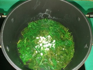 7、豆沙青团,取图片中的两团放入锅中，倒入没过艾叶的水，加入2克小苏打，中小火慢慢煮