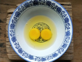 1、营养健康的鸡肉青菜豆腐饼,两个鸡蛋磕入一个大一点的碗中打散搅成鸡蛋液。