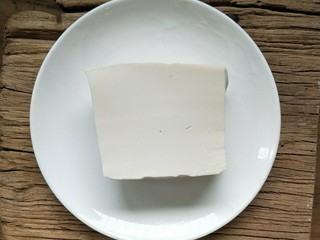 2、营养健康的鸡肉青菜豆腐饼,嫩豆腐洗干净，用刀背碾成末，装入步骤1的大碗。