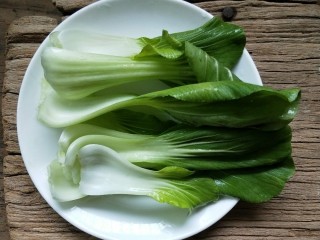 3、营养健康的鸡肉青菜豆腐饼,用小盆友喜欢吃的青菜洗干净，切碎。