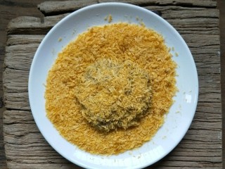 4、营养健康的鸡肉青菜豆腐饼,按成圆饼，均匀裹上面包糠。