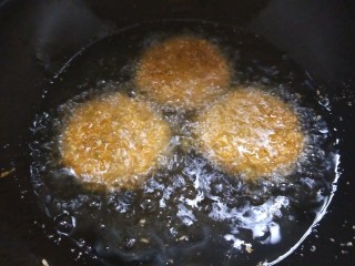 5、营养健康的鸡肉青菜豆腐饼,起油锅，下锅油炸。