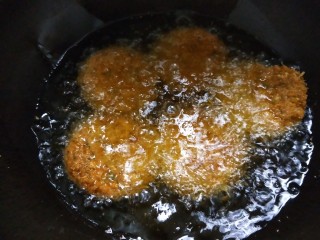 6、营养健康的鸡肉青菜豆腐饼,炸至两面金黄色即可捞出。