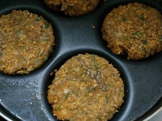 7、营养健康的鸡肉青菜豆腐饼,也可以用小火煎熟。