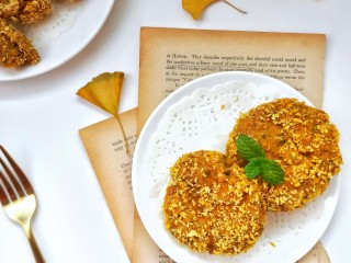 8、营养健康的鸡肉青菜豆腐饼,放凉摆盘。