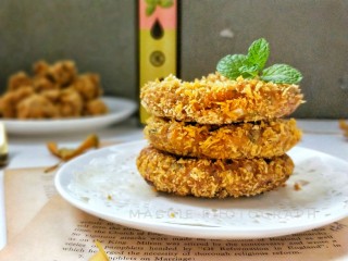 10、营养健康的鸡肉青菜豆腐饼,也可以根据小盆友个人口味选择搭配沙拉酱或者番茄酱吃！