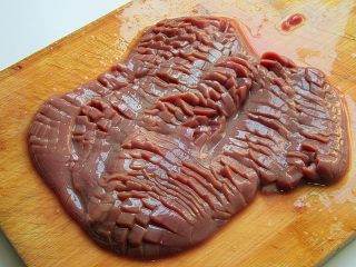 3、洋葱爆腰花,切网纹花刀