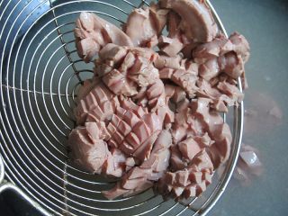 6、洋葱爆腰花,将腌制好的腰花放入开水中炒一下，十几秒中就好，时间长了腰花会老的，影响口感