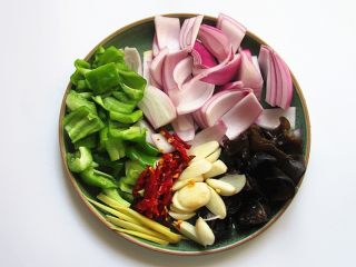 8、洋葱爆腰花,将辅材清洗切好备用