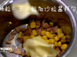 6、烧烤三明治,玉米粒、烤肠粒加沙拉酱拌匀