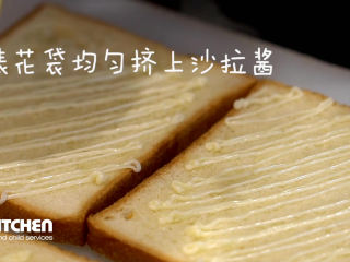 8、烧烤三明治,用裱花袋均匀挤上沙拉酱