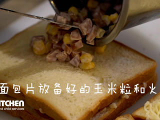 10、烧烤三明治,第二层面包片放备好的玉米粒和火腿粒