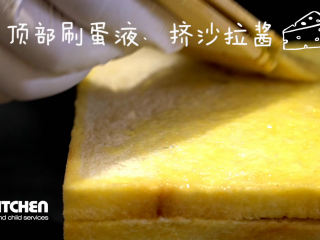 15、烧烤三明治,顶部刷蛋液、挤沙拉酱