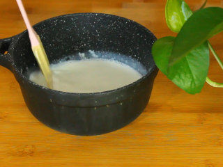 4、脆皮炸鲜奶,搅拌均匀