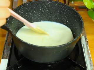 5、脆皮炸鲜奶,开中小火煮至浓稠（期间不断搅拌）