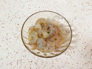 4、西兰花炒虾仁,虾仁自然解冻以后，放在小碗里，加入一勺料酒和一勺酱油搅拌均匀，腌制10分钟左右。