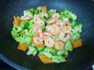 12、西兰花炒虾仁,下入炒好的虾仁翻炒均匀。