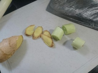 2、手撕鸡胸肉,姜洗净切片，大葱切段