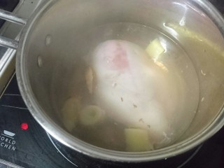 6、手撕鸡胸肉,入鸡胸肉，煮5分钟后，盖盖子焖