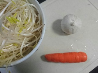 9、手撕鸡胸肉,准备好所需配菜