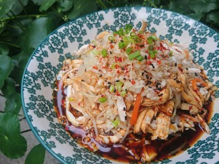 17、手撕鸡胸肉,最后淋上热油即可