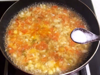 18、西红柿面疙瘩,烧开后熟3分钟，加入精盐