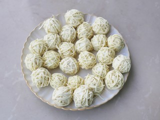 5、年夜饭必备之腰缠万贯,用鲜面条将鹌鹑蛋不规则地包裹起来。