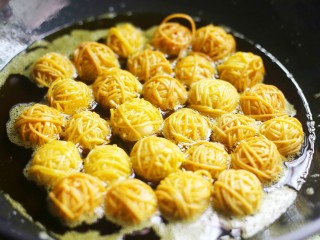 7、年夜饭必备之腰缠万贯,炸至金黄酥脆捞出,再复炸一次。