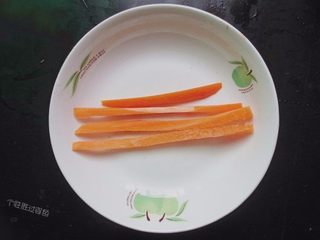 3、手卷饭团,胡萝卜洗干净去皮切成条