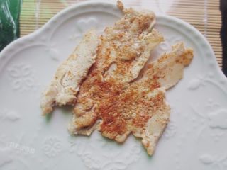 7、手卷饭团,加入盐、辣椒粉进行调味