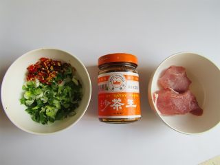 1、自制开胃下饭的沙茶肉末酱,准备好食材