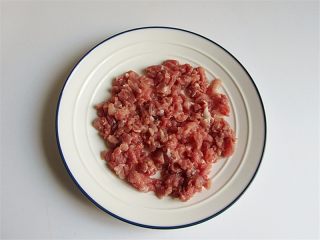 3、自制开胃下饭的沙茶肉末酱,猪肉切成条后再横过来切成大碎丁,不用太碎