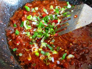 8、自制开胃下饭的沙茶肉末酱,熬至稍微浓稠状,放入自己喜爱的配料调味,我就放了一些葱花