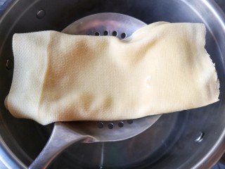 5、五彩豆皮卷——解年腻必备,沥水捞出。