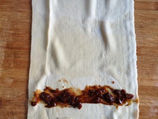 6、五彩豆皮卷——解年腻必备,将豆皮平铺，在一端涂适量豆瓣酱。