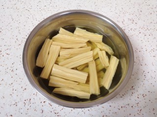 1、芹菜拌腐竹,干腐竹掰成段放入温水里面，加一点点盐泡软。