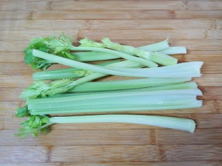 5、芹菜拌腐竹,芹菜清洗干净。