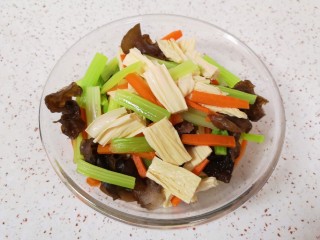 12、芹菜拌腐竹,将所有的食材捞出过凉水，控好水分备用。