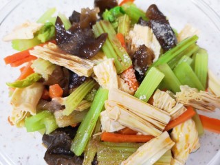 16、芹菜拌腐竹,根据自己的口味放盐、鸡精和香醋搅拌均匀。