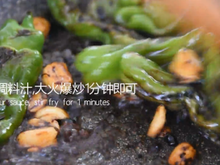 11、“虎皮青椒”美味又下饭，上桌分分钟变光盘,倒入调料汁，大火爆炒1分钟即可出锅