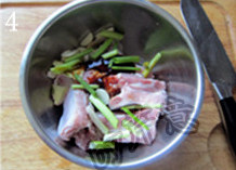 4、蒜香排骨,加入蚝油、黄酒、葱白和姜片、蒜片，抓匀腌制15分钟左右